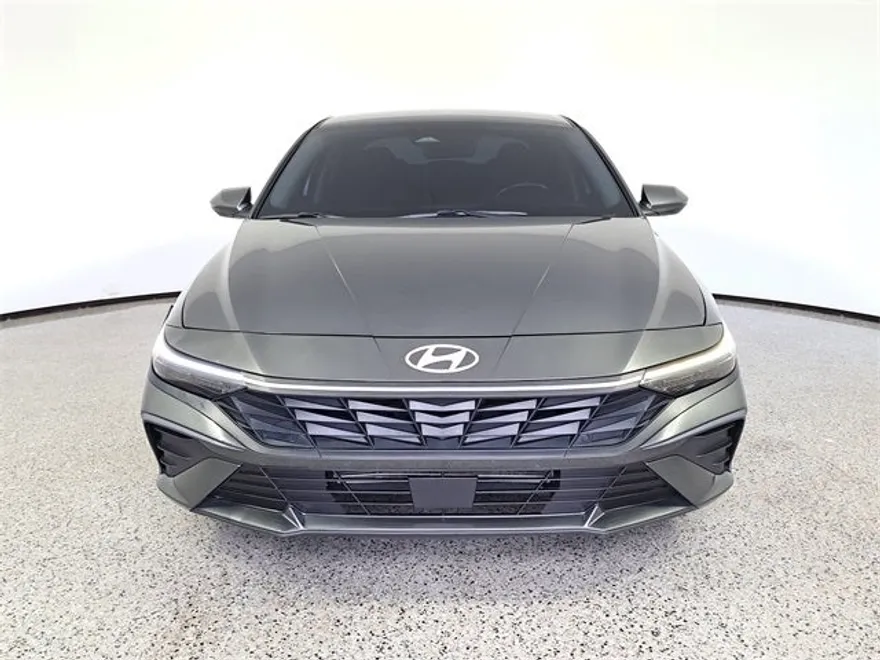 2024 Hyundai Elantra SEL photo 1