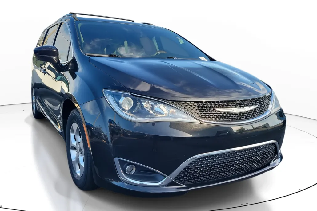 2017 Chrysler Pacifica Touring Plus photo 1