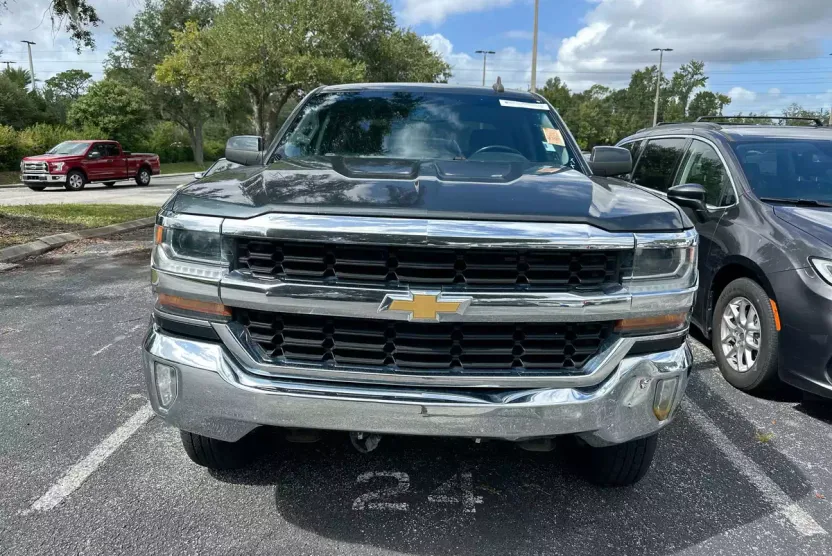 2018 Chevrolet Silverado 1500 LT photo 1