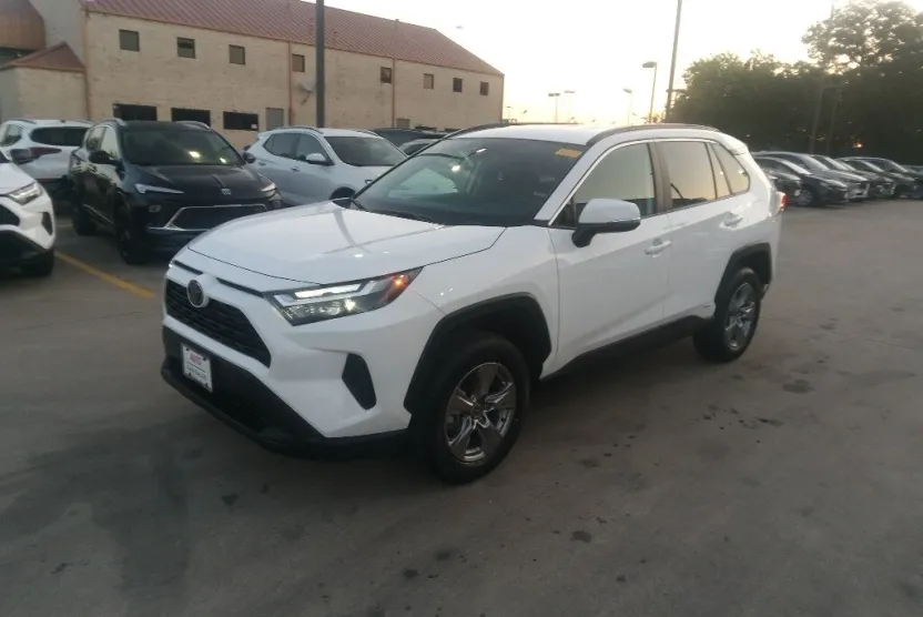2025 Toyota RAV4 Hybrid XLE photo 1