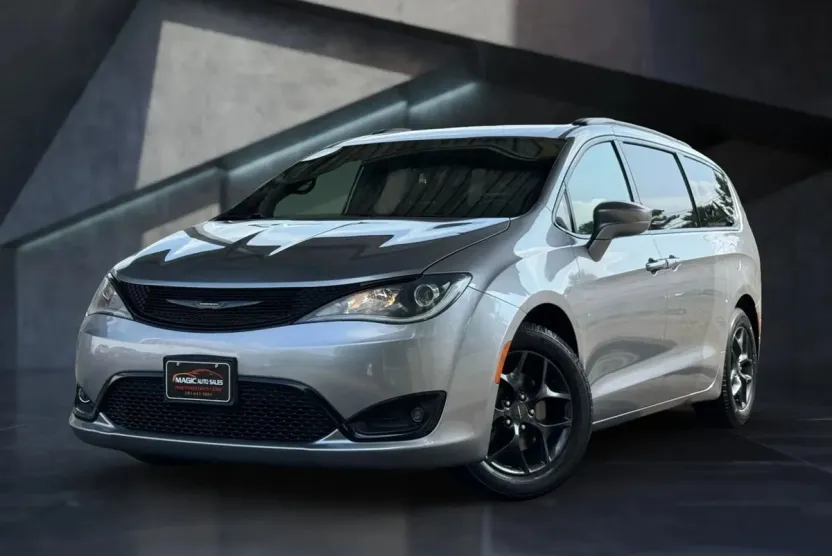 2019 Chrysler Pacifica Touring Plus photo 1