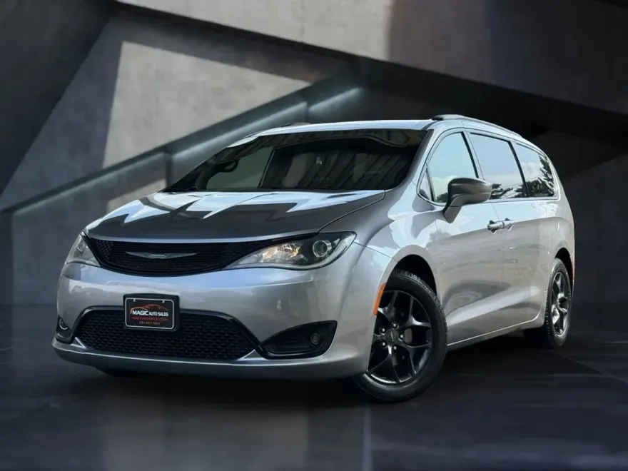 2019 Chrysler Pacifica Touring Plus photo 1