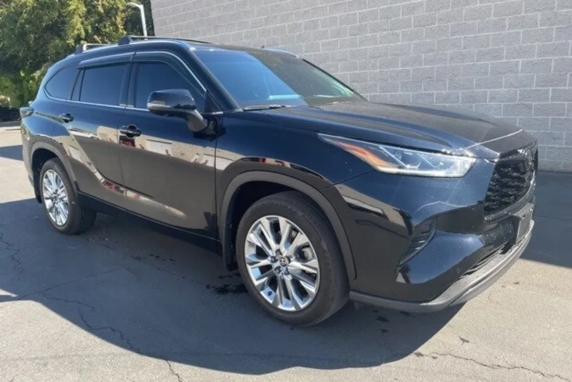 2023 Toyota Highlander L photo 1