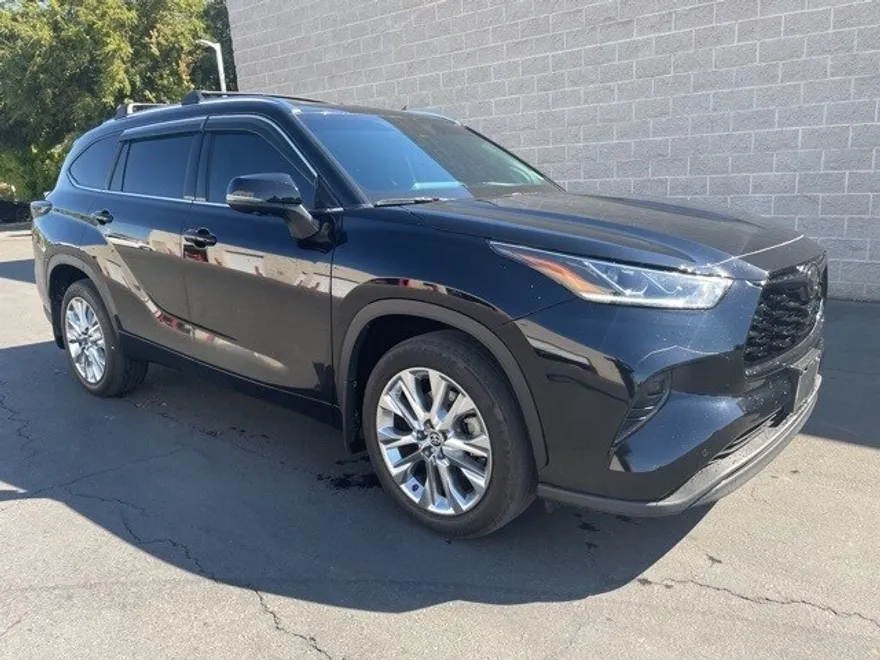 2023 Toyota Highlander L photo 1