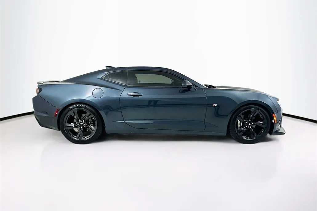 2019 Chevrolet Camaro 1LT photo 1
