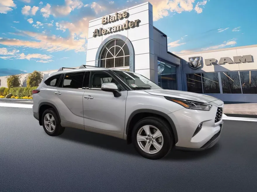2022 Toyota Highlander LE SE photo 1