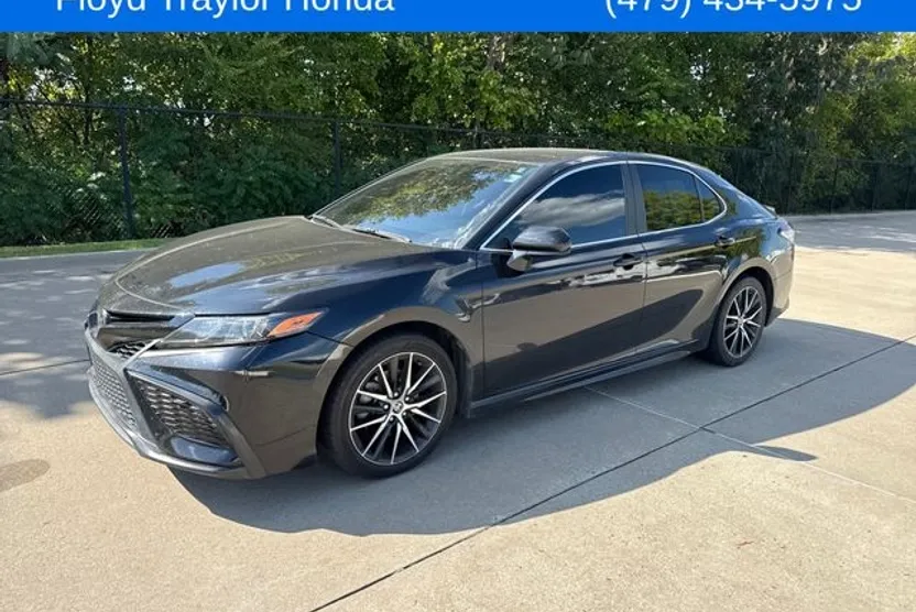 2021 Toyota Camry SE photo 1