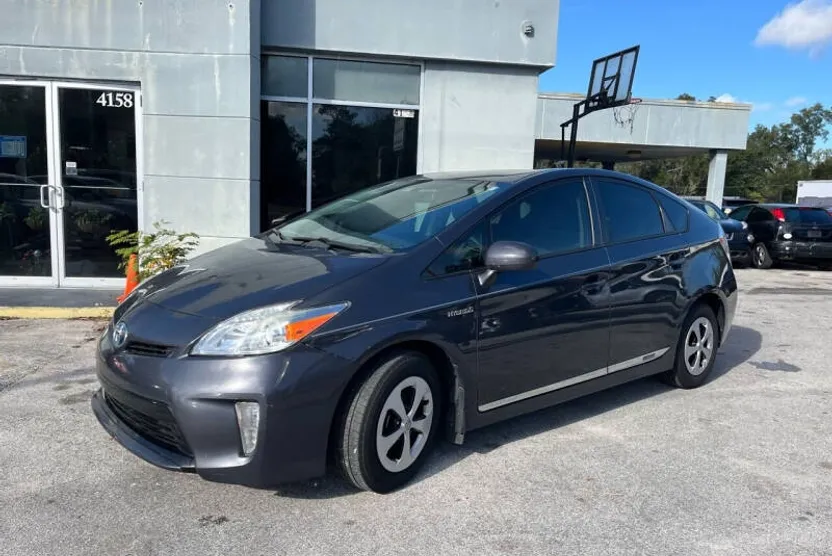 2014 Toyota Prius Five photo 1