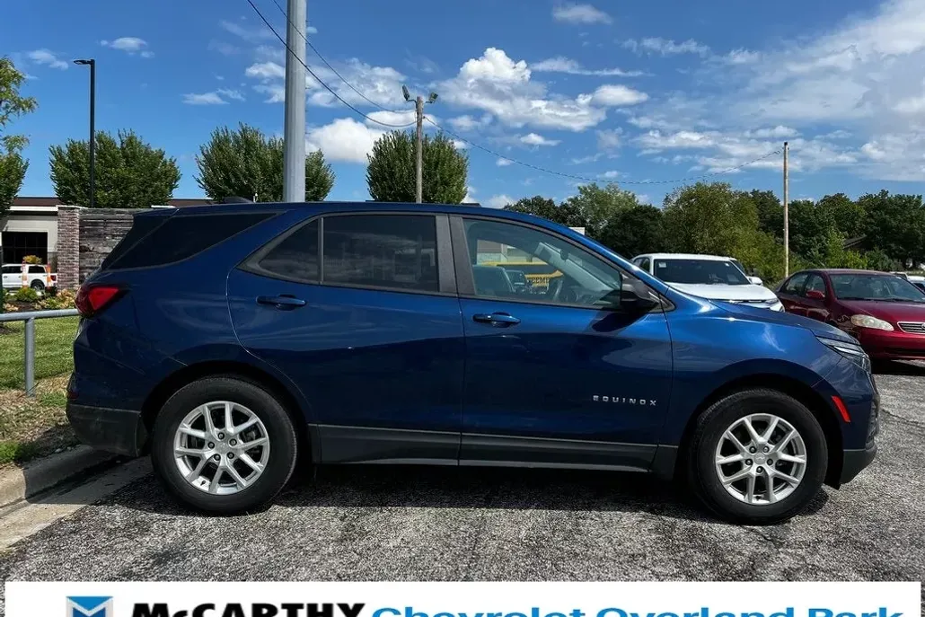 2022 Chevrolet Equinox LS photo 1