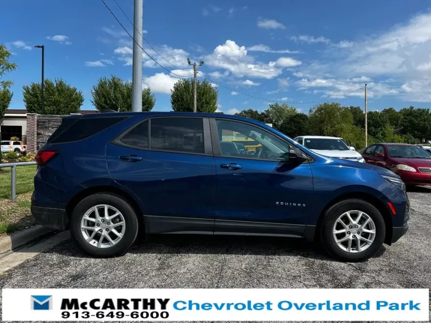 2022 Chevrolet Equinox LS photo 1