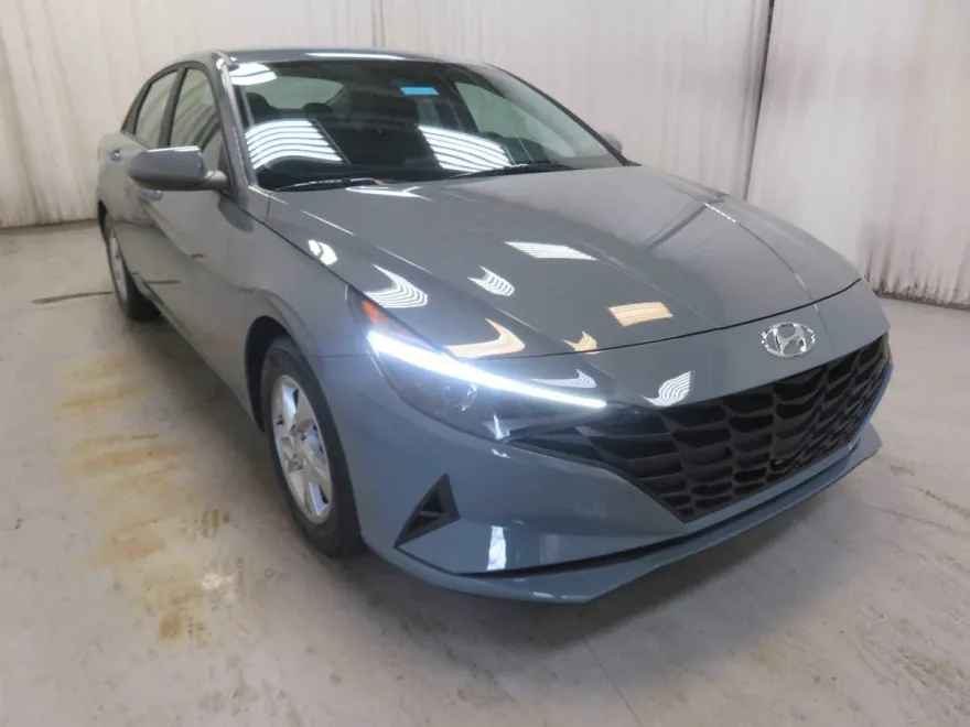 2023 Hyundai Elantra SE photo 1