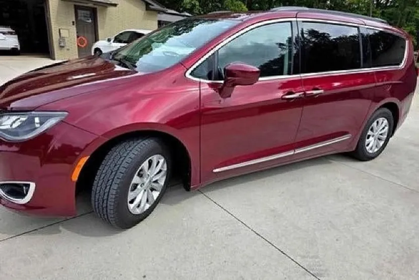 2017 Chrysler Pacifica Touring L photo 1