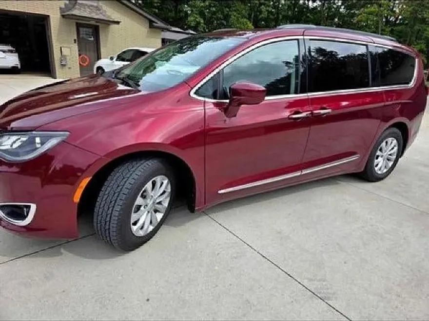 2017 Chrysler Pacifica Touring L photo 1