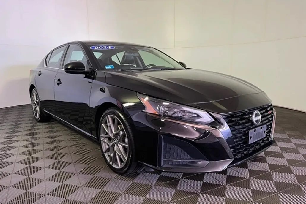 2024 Nissan Altima 2.5 SR photo 1