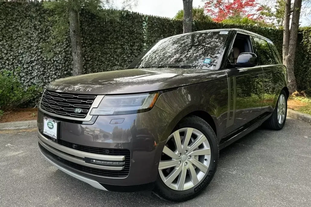 2023 Land Rover Range Rover SE photo 1