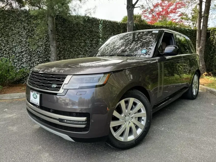 2023 Land Rover Range Rover SE photo 1