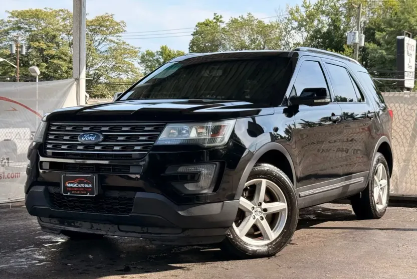 2016 Ford Explorer XLT Sport photo 1