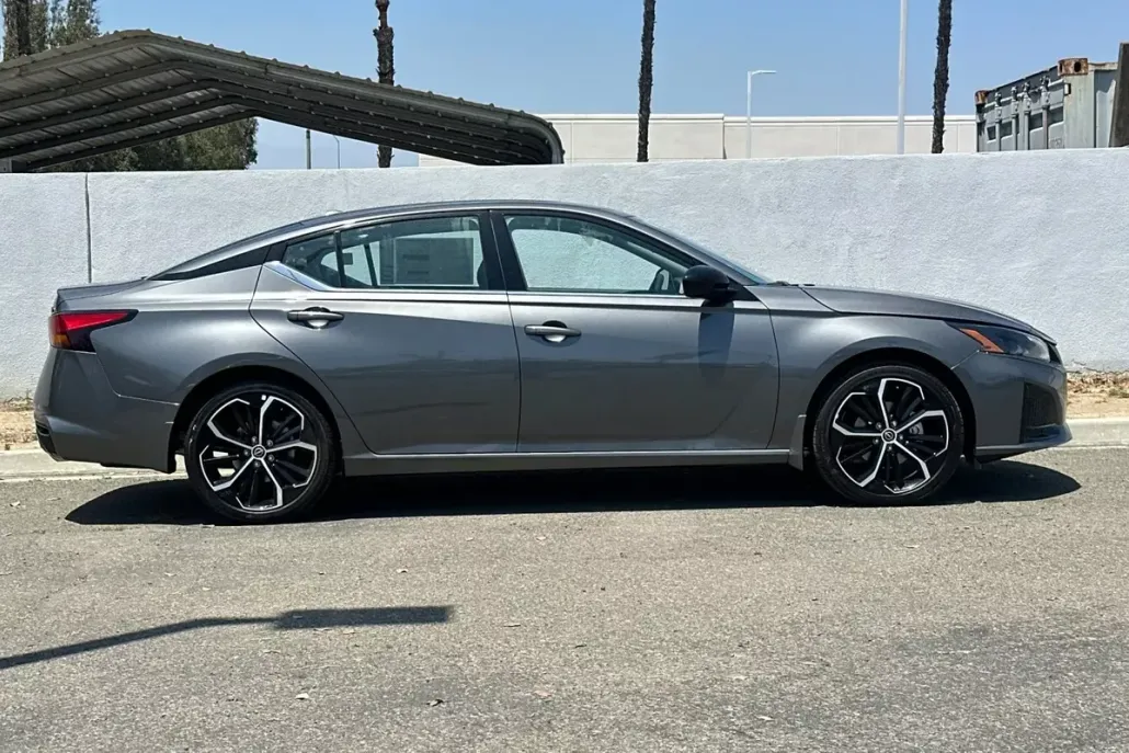 2025 Nissan Altima 2.5 SR photo 1