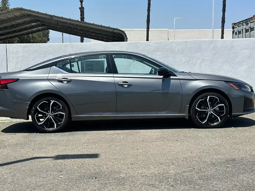 2025 Nissan Altima 2.5 SR photo 1