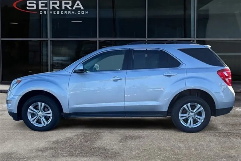 2017 Chevrolet Equinox LT photo 1