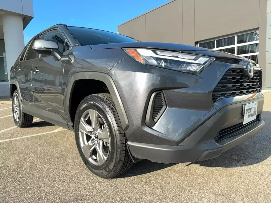 2022 Toyota RAV4 Hybrid XLE photo 1