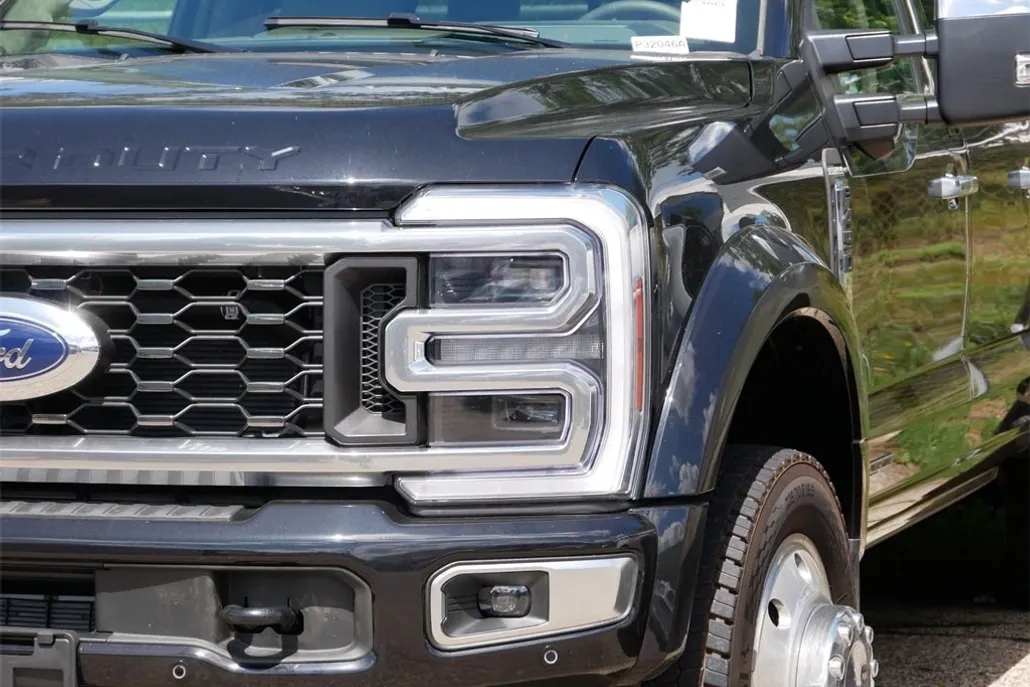 2025 Ford F-450 Platinum photo 1