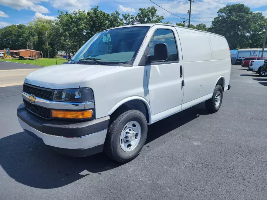 2025 Chevrolet Express Cargo 2500 Base photo 1