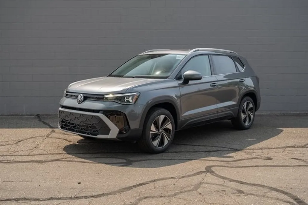 2025 Volkswagen Taos SE photo 1