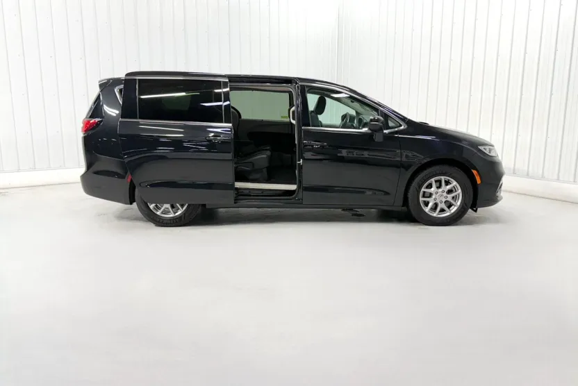 2023 Chrysler Pacifica Touring L photo 1