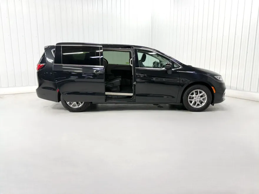 2023 Chrysler Pacifica Touring L photo 1