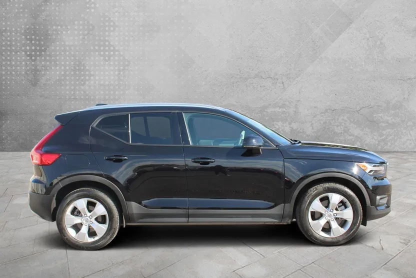 2022 Volvo XC40 T5 AWD Momentum photo 1