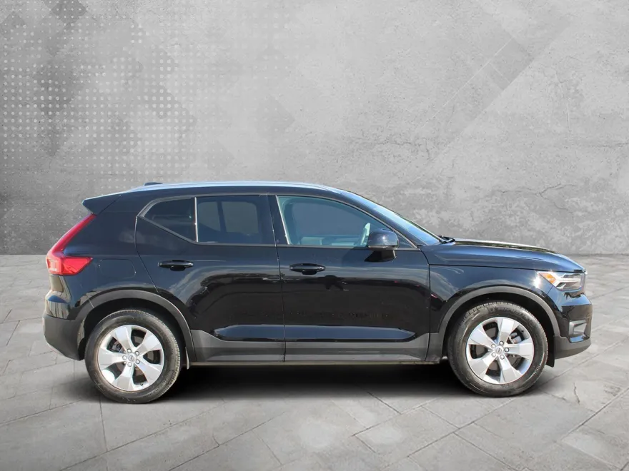 2022 Volvo XC40 T5 AWD Momentum photo 1