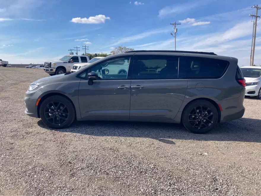 2025 Chrysler Pacifica Limited photo 1