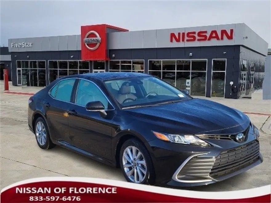 2023 Toyota Camry LE photo 1