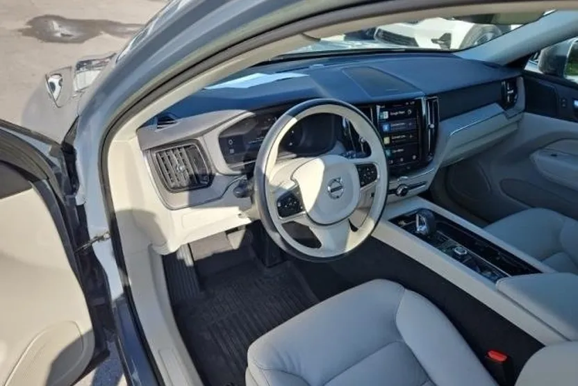 2023 Volvo XC60 B5 Plus photo 1