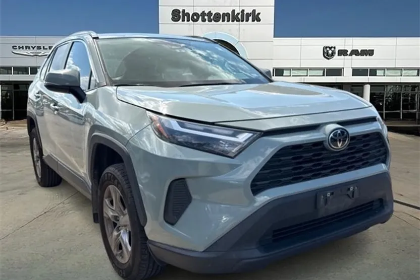 2022 Toyota RAV4 XLE photo 1