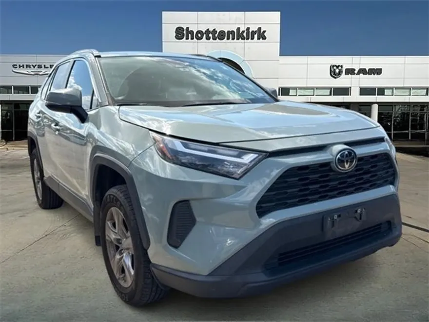 2022 Toyota RAV4 XLE photo 1