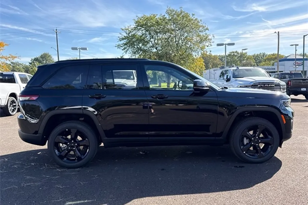2025 Jeep Grand Cherokee Altitude photo 1