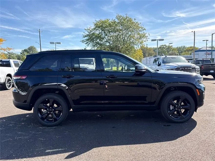 2025 Jeep Grand Cherokee Altitude photo 1