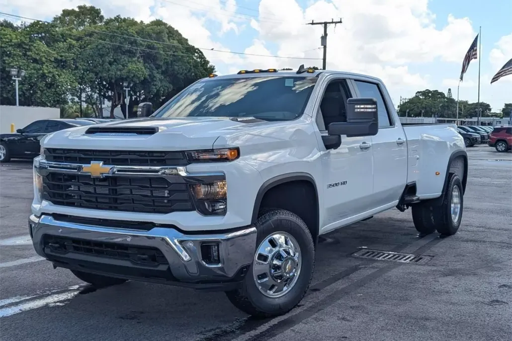 2025 Chevrolet Silverado 3500HD LT photo 1