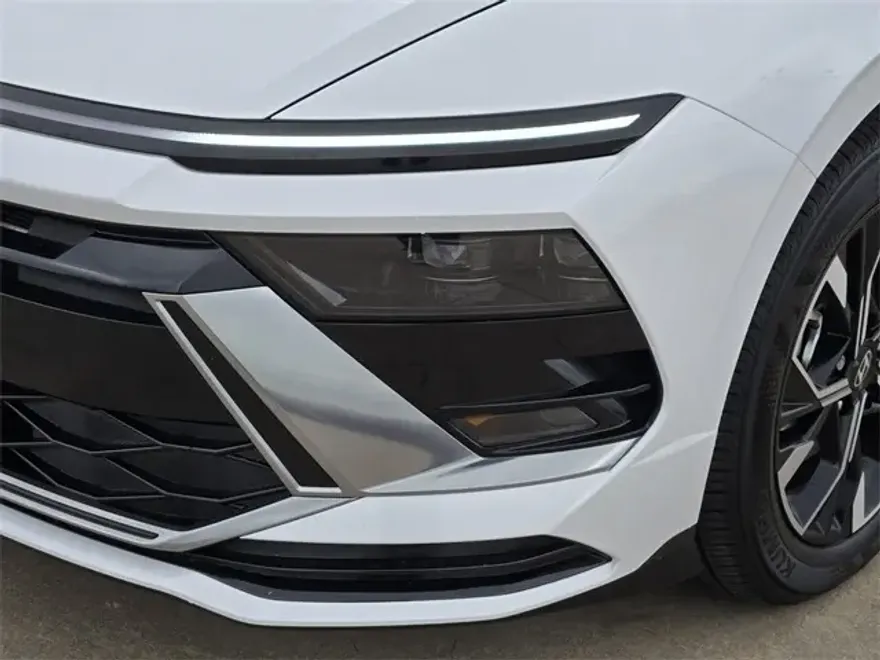 2025 Hyundai Sonata SEL photo 9