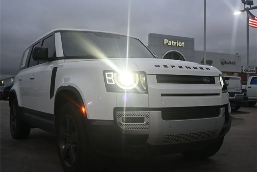2020 Land Rover Defender 110 SE photo 1