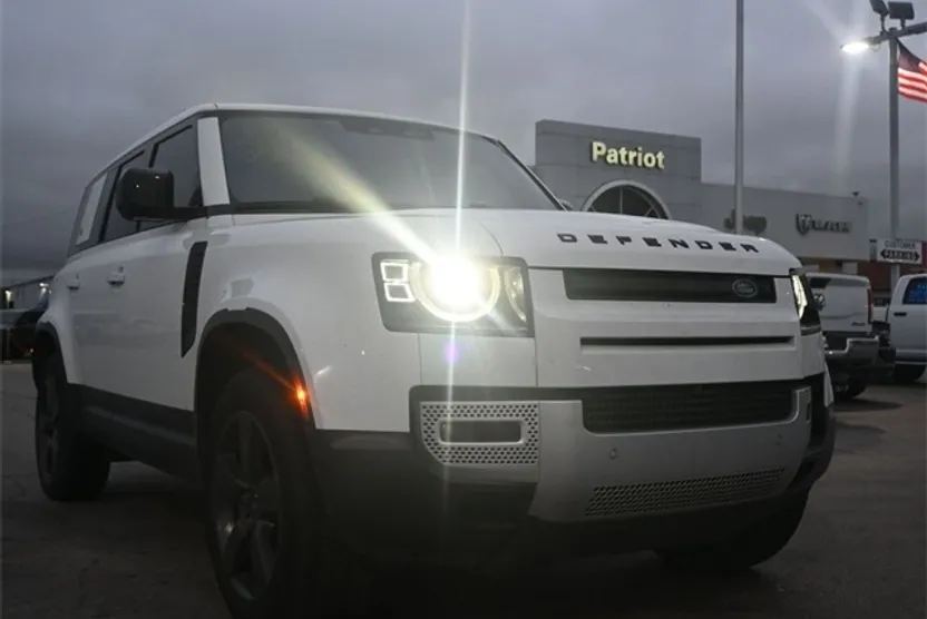 2020 Land Rover Defender 110 SE photo 1