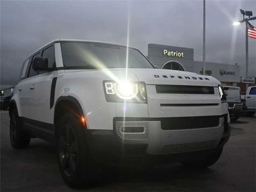 2020 Land Rover Defender 110 SE photo 1