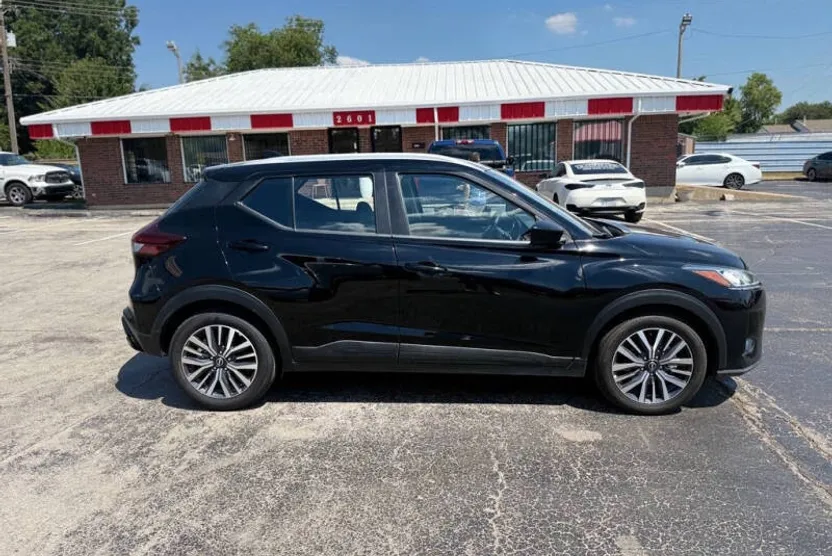 2022 Nissan Kicks SV photo 1