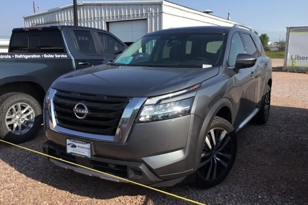 2023 Nissan Pathfinder Platinum photo 1