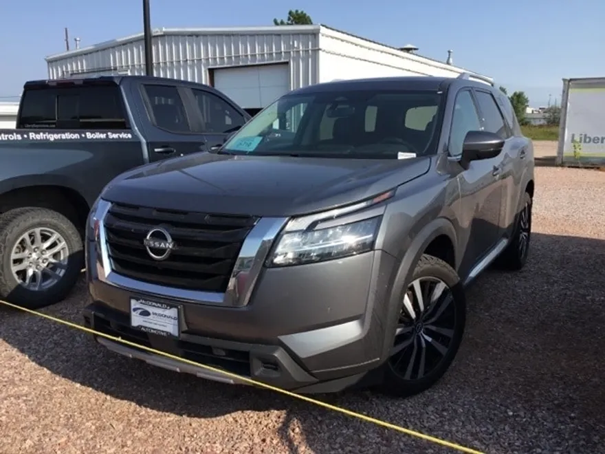 2023 Nissan Pathfinder Platinum photo 1