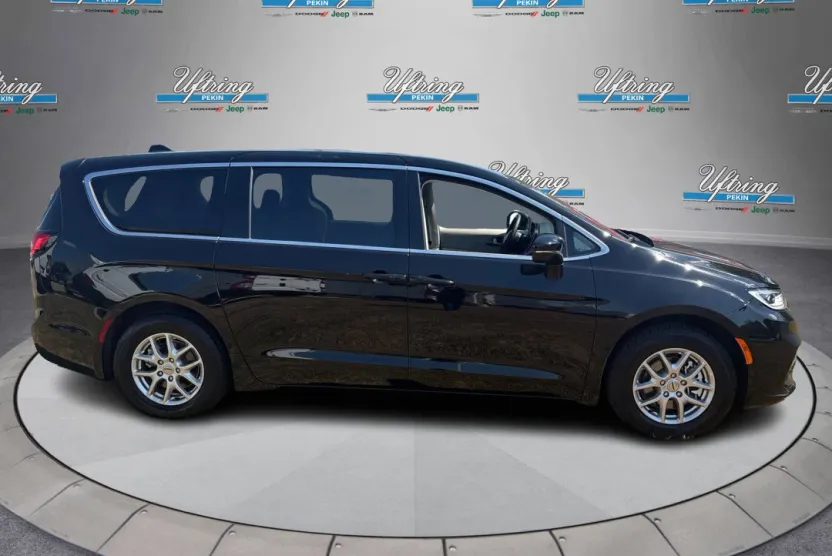 2024 Chrysler Pacifica Touring L photo 1