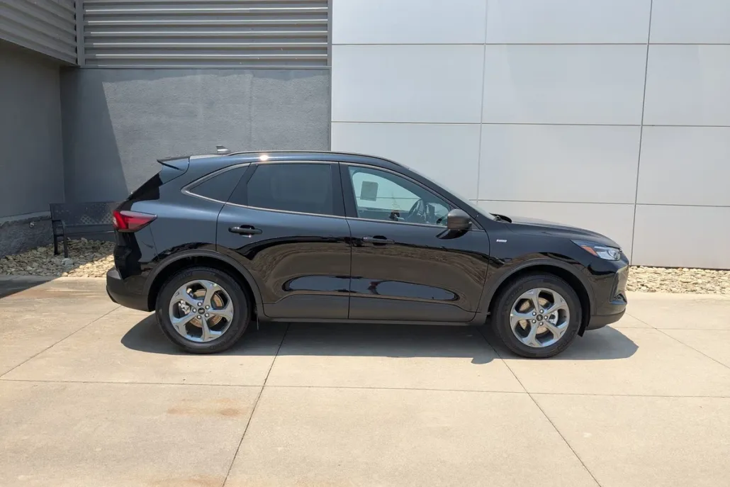 2025 Ford Escape ST-Line photo 1