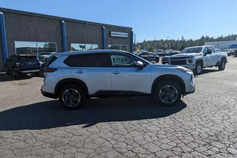 2024 Nissan Rogue SV photo 1